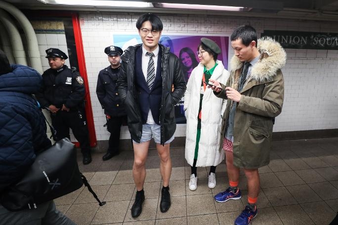 Metroda şok! Bir anda pantolonlarını çıkarmaya başladılar 17