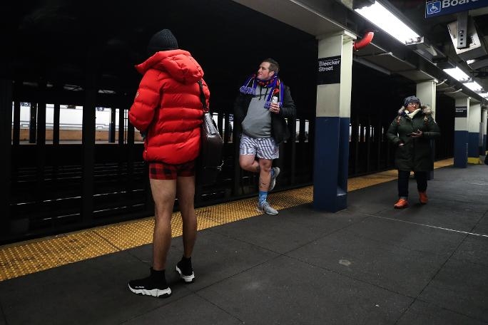 Metroda şok! Bir anda pantolonlarını çıkarmaya başladılar 20
