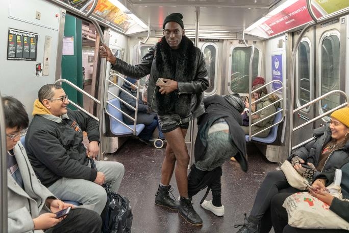 Metroda şok! Bir anda pantolonlarını çıkarmaya başladılar 26