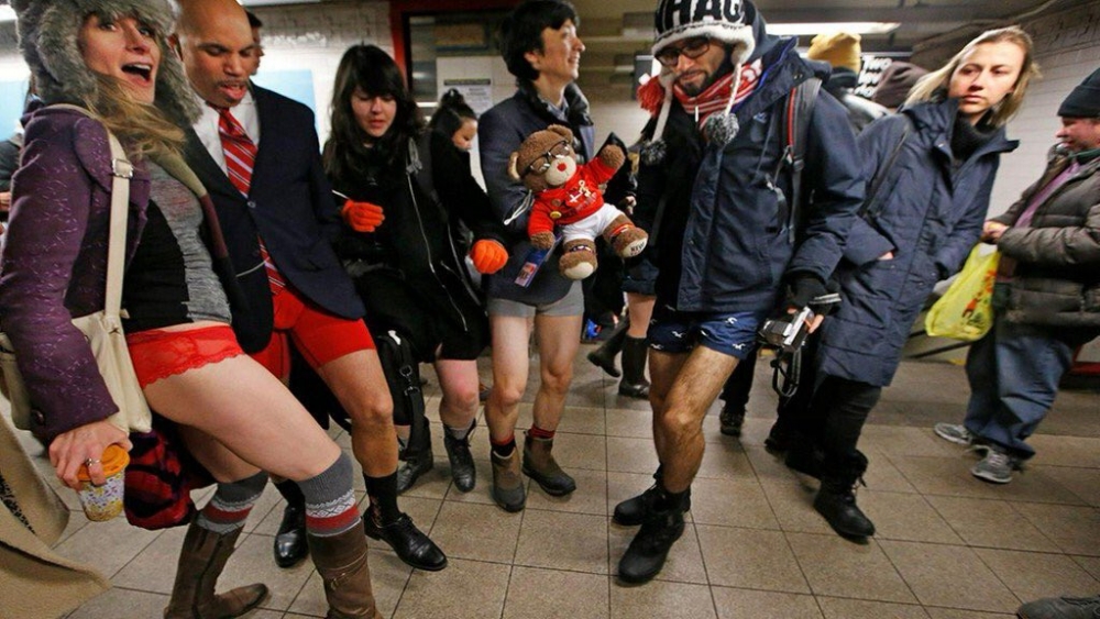 Metroda şok! Bir anda pantolonlarını çıkarmaya başladılar 31