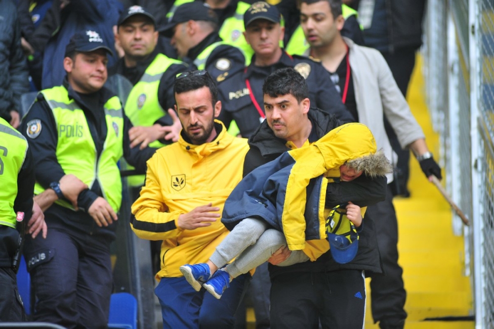 Fenerbahçe maçındaki gerilim tribünlere sıçradı! 12