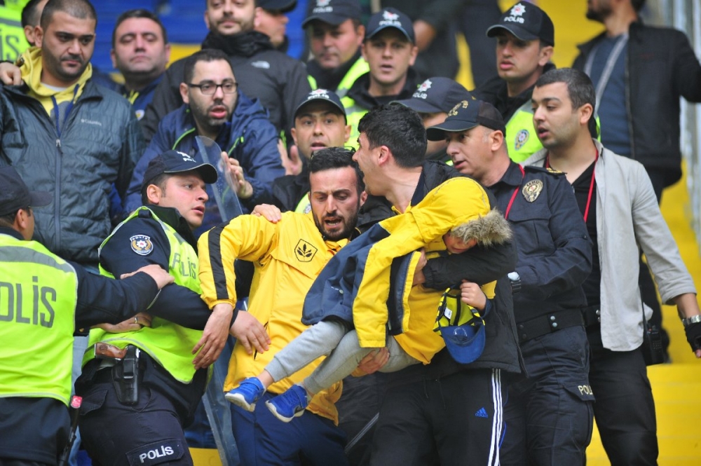 Fenerbahçe maçındaki gerilim tribünlere sıçradı! 13
