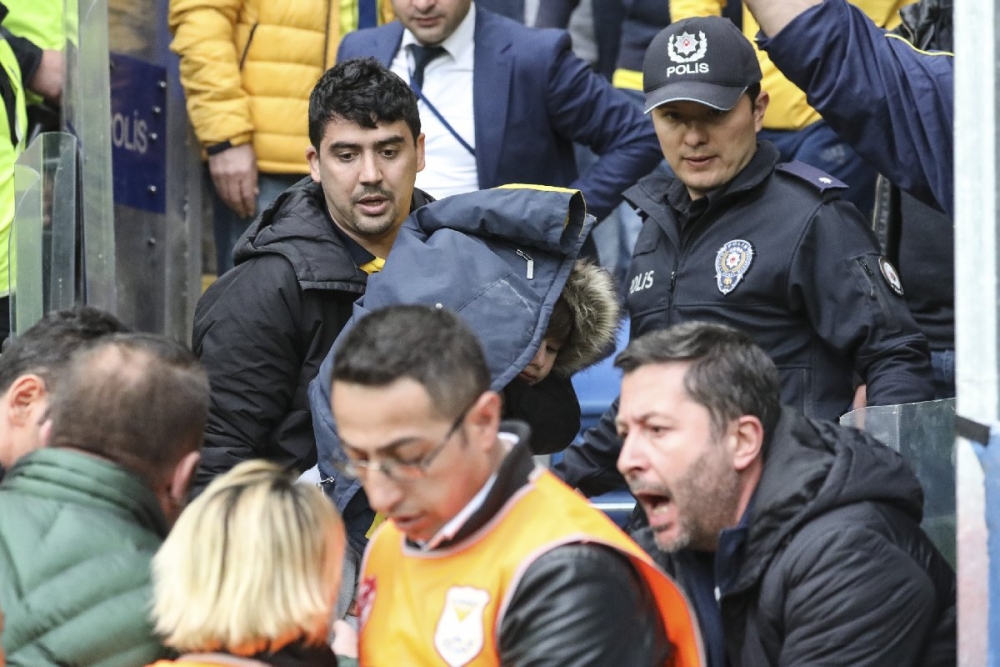 Fenerbahçe maçındaki gerilim tribünlere sıçradı! 2
