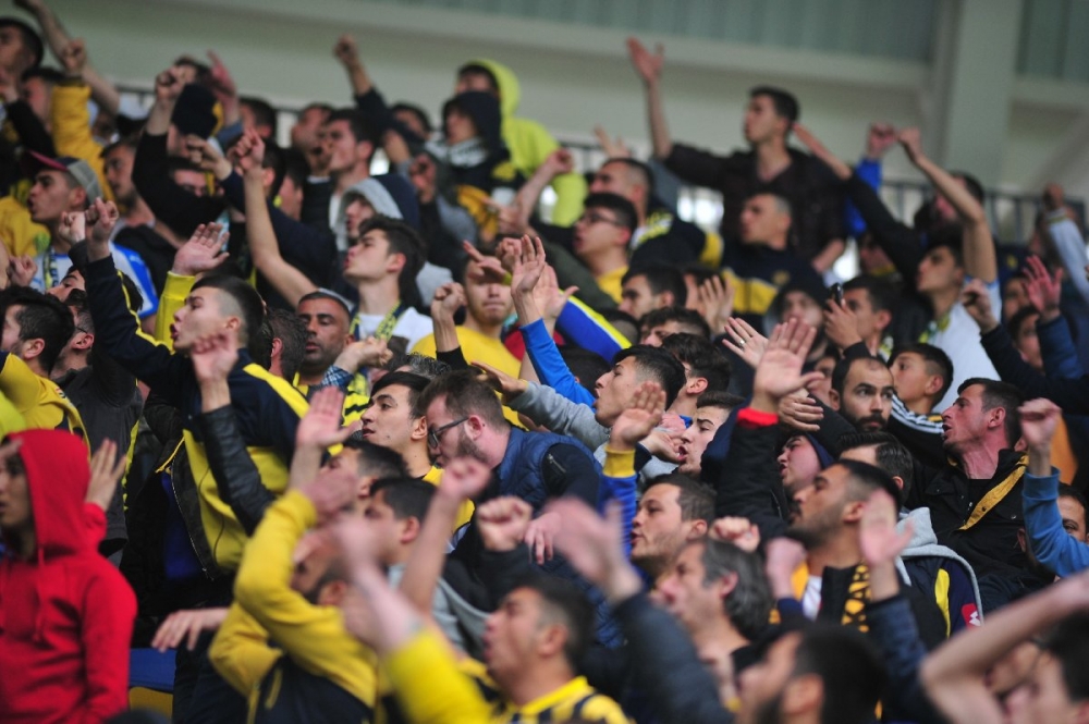 Fenerbahçe maçındaki gerilim tribünlere sıçradı! 4