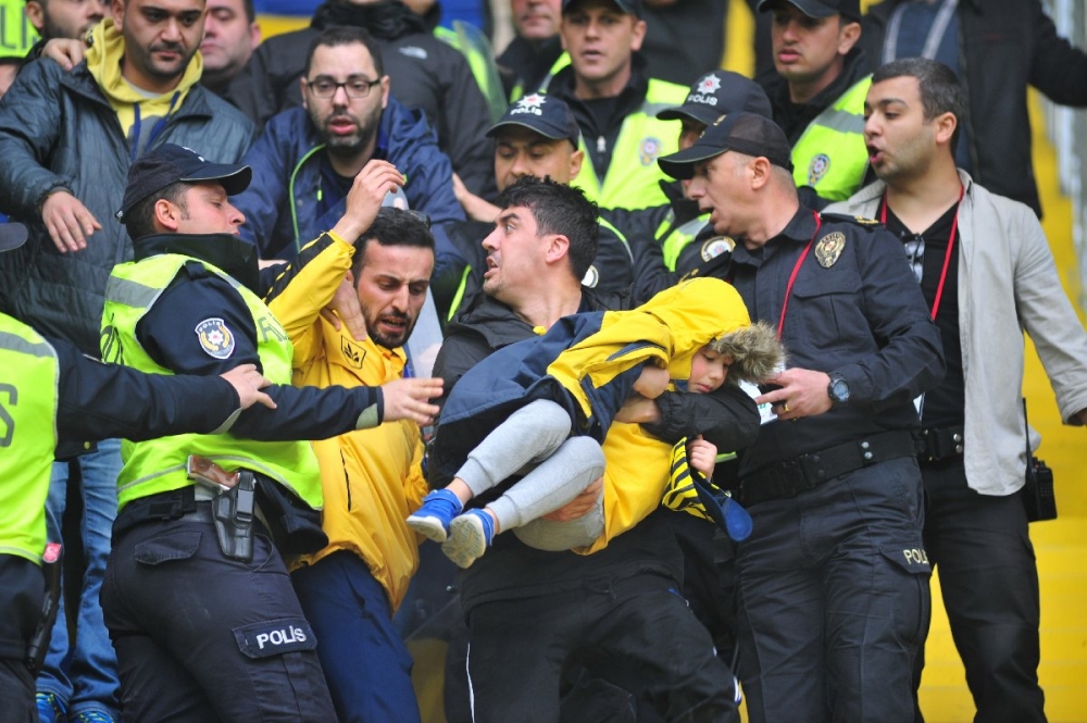 Fenerbahçe maçındaki gerilim tribünlere sıçradı! 7