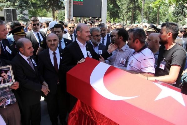 Şehit cenazesinde Kılıçdaroğlu'nun çelengine zarar verdiler 12