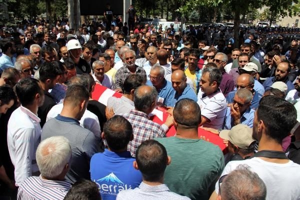 Şehit cenazesinde Kılıçdaroğlu'nun çelengine zarar verdiler 13