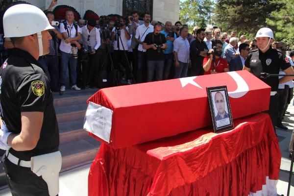 Şehit cenazesinde Kılıçdaroğlu'nun çelengine zarar verdiler 14