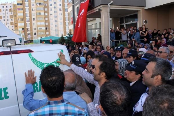 Şehit cenazesinde Kılıçdaroğlu'nun çelengine zarar verdiler 2