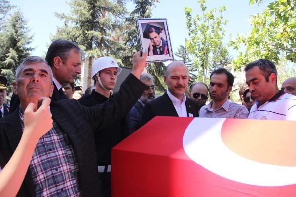 Şehit cenazesinde Kılıçdaroğlu'nun çelengine zarar verdiler 3