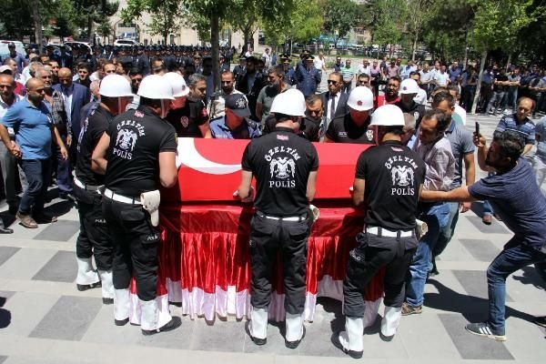 Şehit cenazesinde Kılıçdaroğlu'nun çelengine zarar verdiler 4