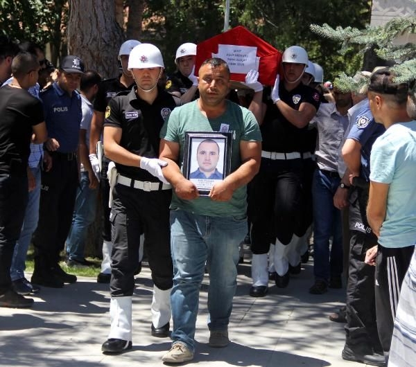 Şehit cenazesinde Kılıçdaroğlu'nun çelengine zarar verdiler 7