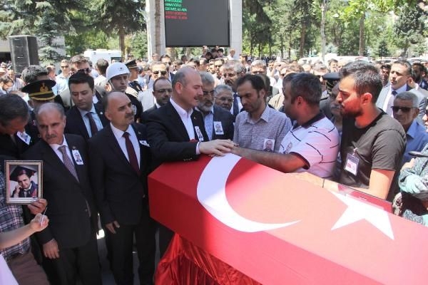 Şehit cenazesinde Kılıçdaroğlu'nun çelengine zarar verdiler 9