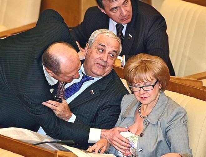 Mecliste skandal görüntü! Çıplak kadın fotoğrafına bakarken yakalandı 5