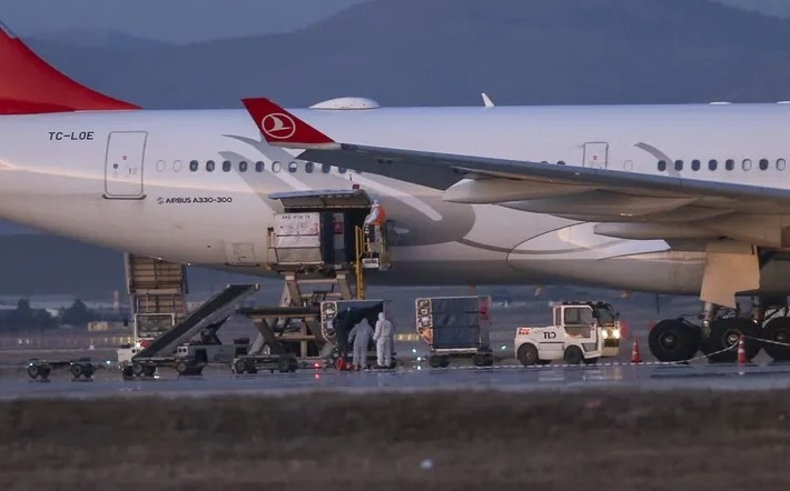 İran'dan Türk vatandaşlarını getiren uçak dezenfekte edildi 1