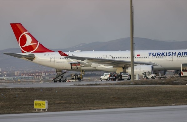 İran'dan Türk vatandaşlarını getiren uçak dezenfekte edildi 3
