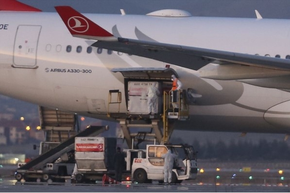 İran'dan Türk vatandaşlarını getiren uçak dezenfekte edildi 4