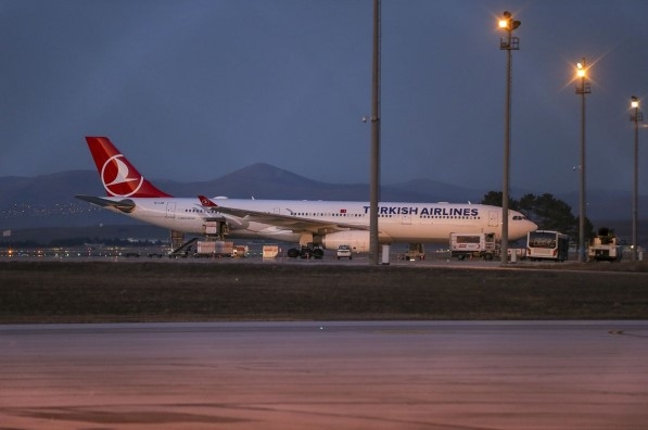 İran'dan Türk vatandaşlarını getiren uçak dezenfekte edildi 6
