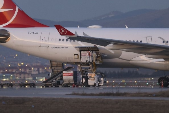 İran'dan Türk vatandaşlarını getiren uçak dezenfekte edildi 7