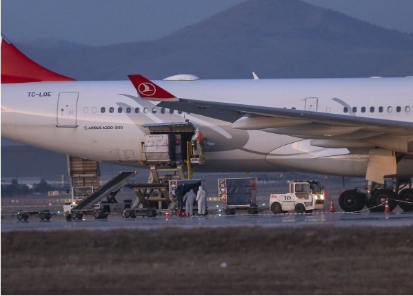 İran'dan Türk vatandaşlarını getiren uçak dezenfekte edildi 8