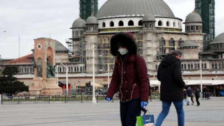 İstanbul'da vatandaşlardan koronavirüs önlemi 2
