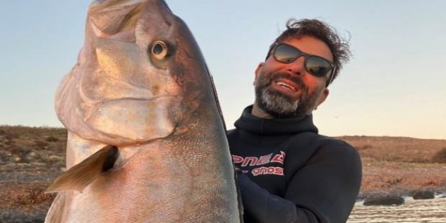 23 metre derinlikte boyu büyüklüğünde akya avladı