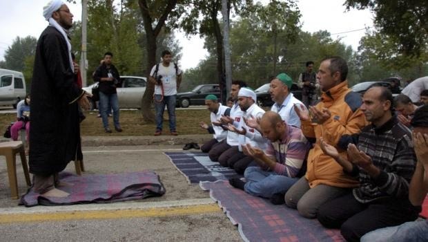 İmam'dan 'Avrupa'ya gitmeyin' vaazı