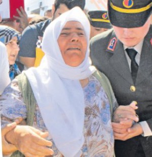 Şehidin annesinden Kürtçe ağıt