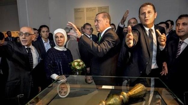 Erdoğan'ın korumaları onlarla yumruklaştı!