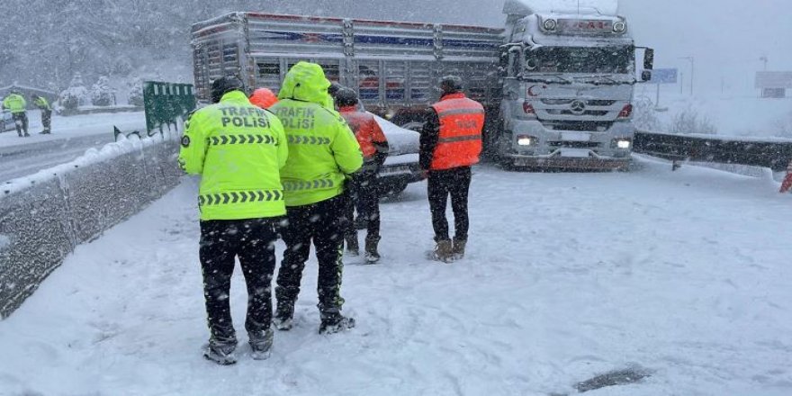 Bolu'da kar faciası! TIR devrildi, D-100 Karayolu İstanbul istikameti kapandı