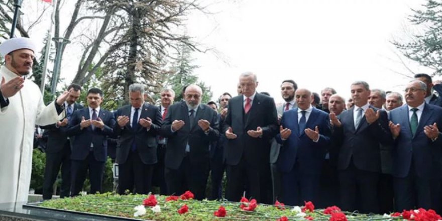 Erdoğan'dan Alparslan Türkeş'in mezarına ziyaret