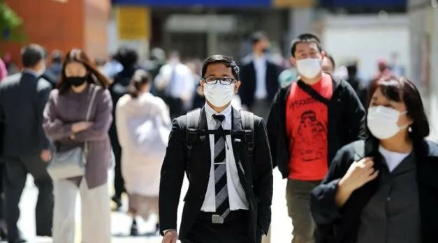 Japonya'da maske zorunluluğu kaldırıldı: Gülme eğitimleri başladı