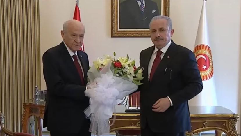 Mustafa Şentop görevini Devlet Bahçeli'ye devretti