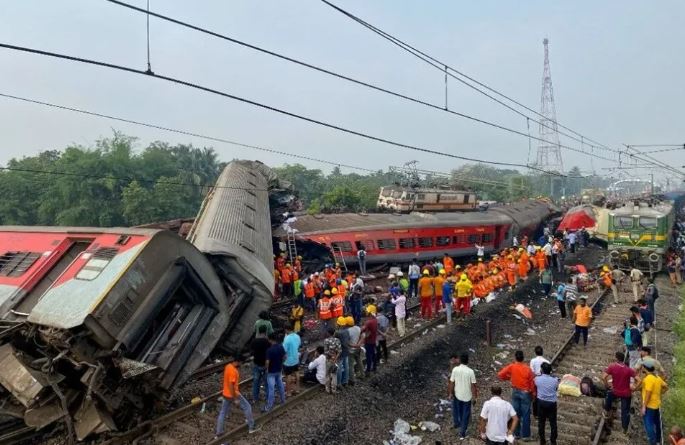 Hindistan'da 3 tren birbirine girdi: 233 ölü
