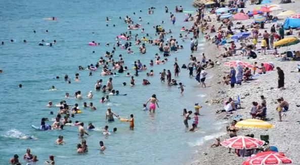 Antalya sahilleri tıklım tıklım! Adım atacak yer kalmadı