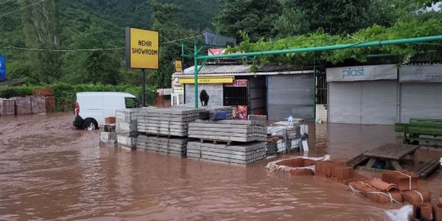 Kastamonu'da sel felaketi! Mahalle ve iş yerlerini su bastı