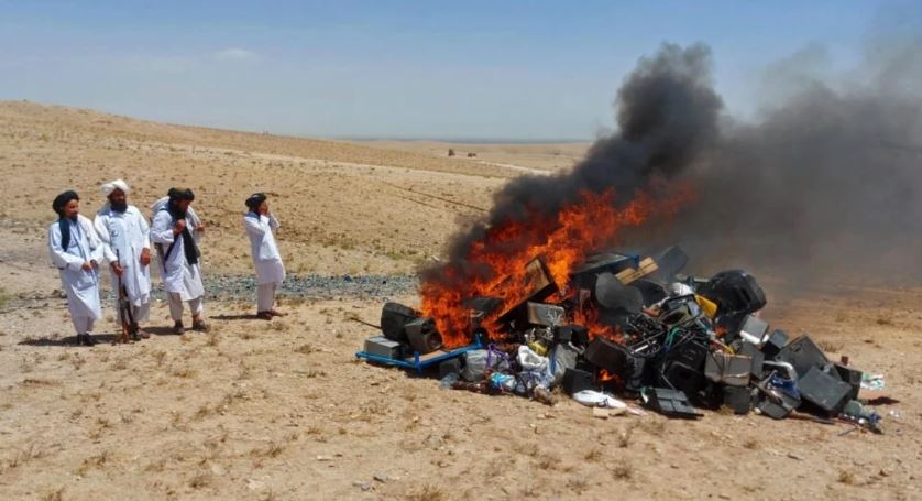 Taliban yoldan çıkaran enstrümanları yaktı