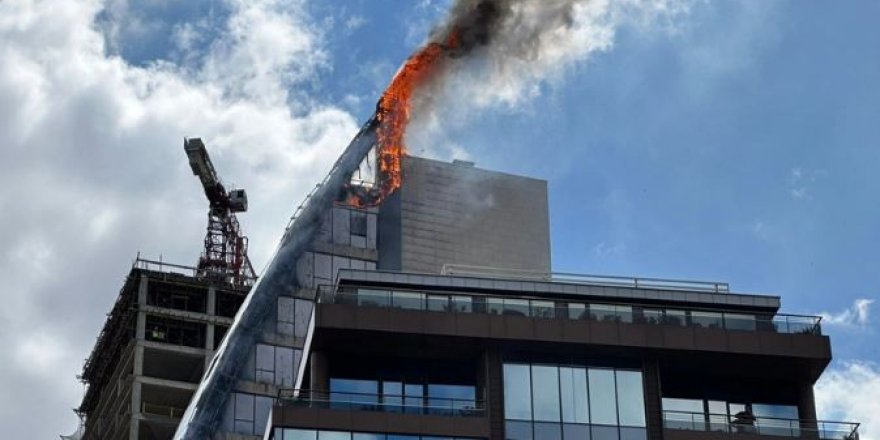 Ataşehir'de 17 katlı iş merkezinde yangın