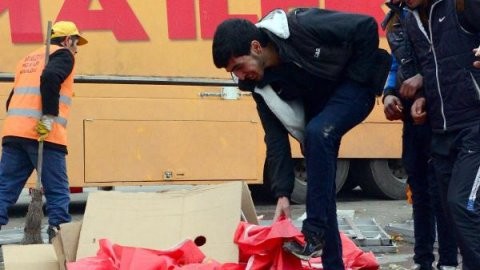 Türk bayrağıyla ayakkabısını sildi!