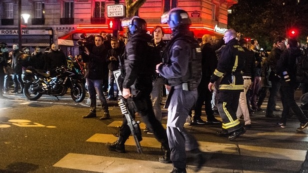 Paris'te yeniden silah sesleri