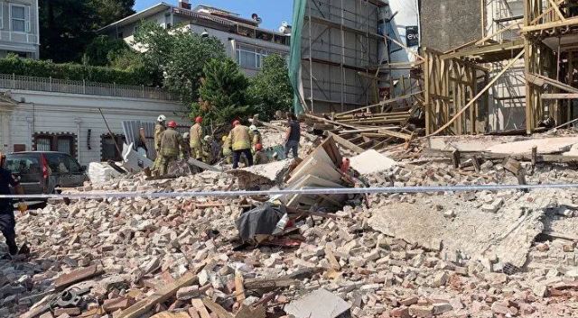 Beşiktaş'ta tarihi ahşap bina çöktü! Bir kişi göçük altında