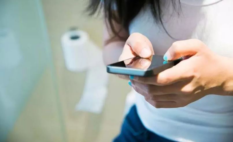 Tuvalette cep telefonuna bakanlara kötü haber