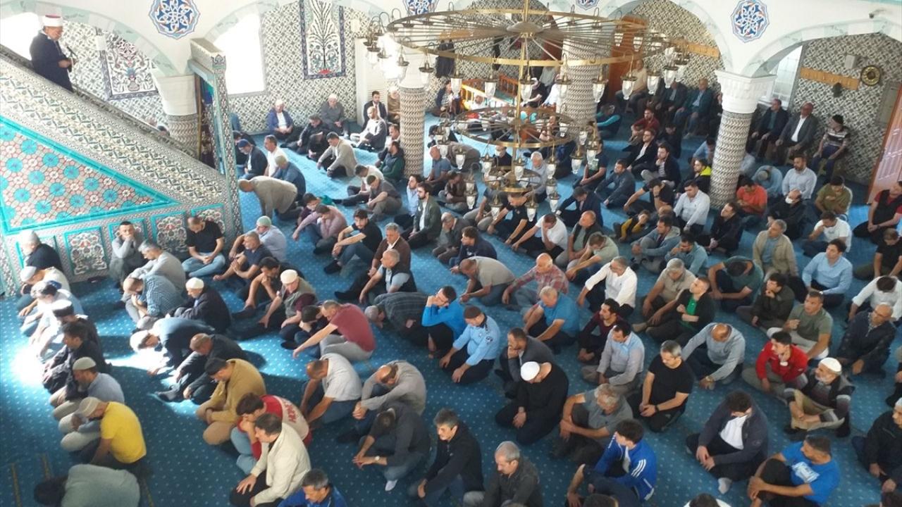 Filistin'de vefat edenler için bütün camilerde sela okunacak, gıyabi cenaze namazı kılınacak