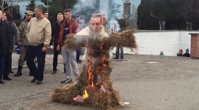 Kırım'da Erdoğan'ın kuklasını yaktılar
