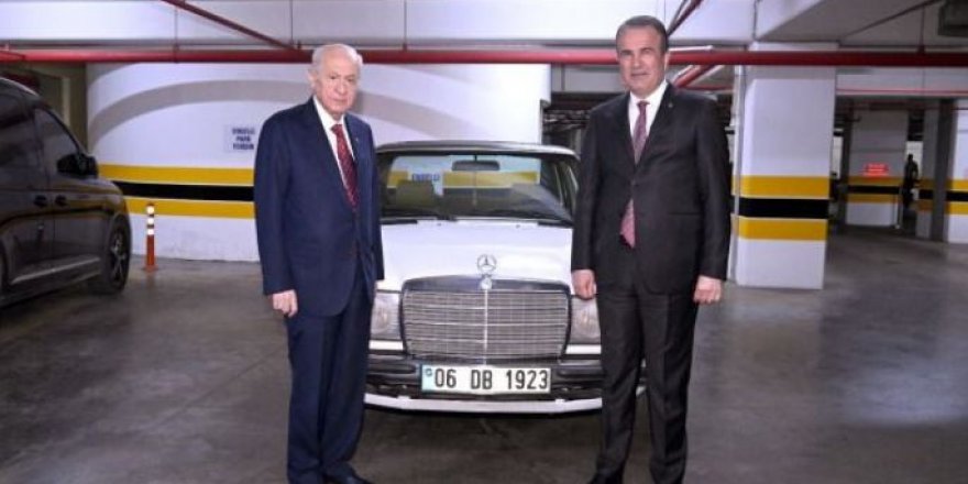 Devlet Bahçeli, Milletvekili Abdurrahman Başkan'a klasik otomobil hediye etti
