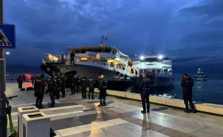 İzmir'de kaptanı rahatsızlanan yolcu gemisi rotadan çıkıp, karaya çarptı