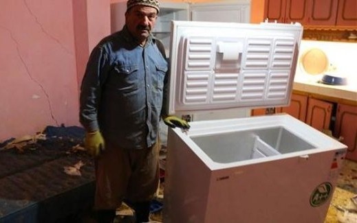 Aç ayı eve girip buzdolabındakileri süpürdü