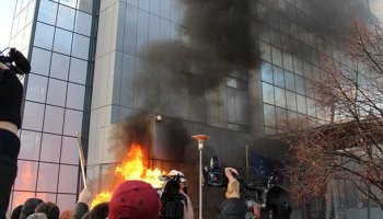 Başbakanlık binasına molotof atıldı! Kosova Karıştı