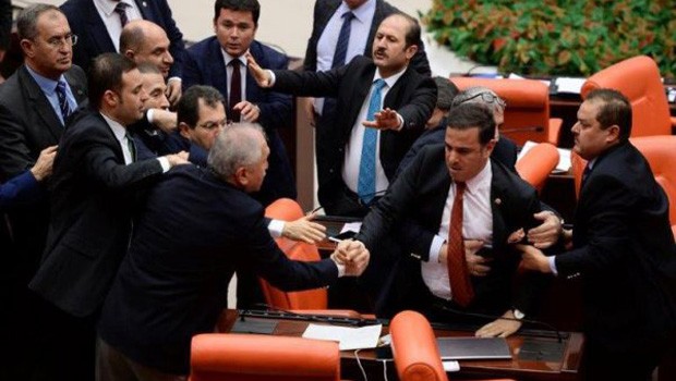 AKP'li vekil İstiklal Marşı ile dalga geçti!