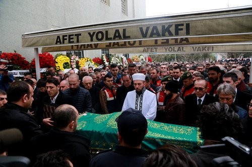 Çakıcı, annesini son yolculuğuna uğurladı